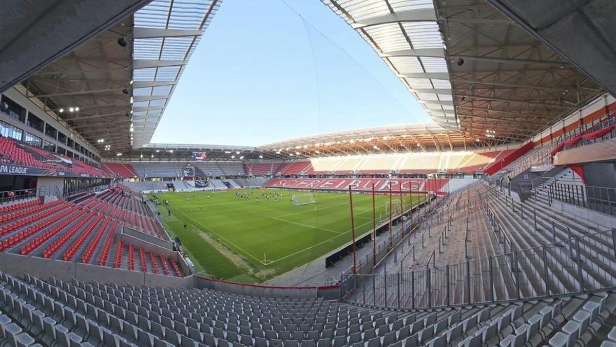 Una panorámica general del Europa-Park Stadium,  el estadio del Friburgo.