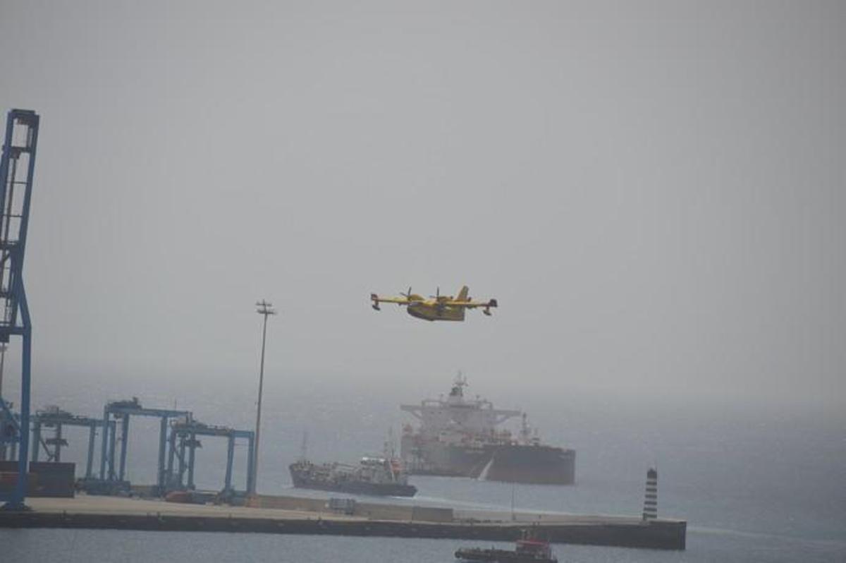 Los hidroaviones cargan agua en el Puerto de Las Palmas - Incendio Gran Canaria 2019