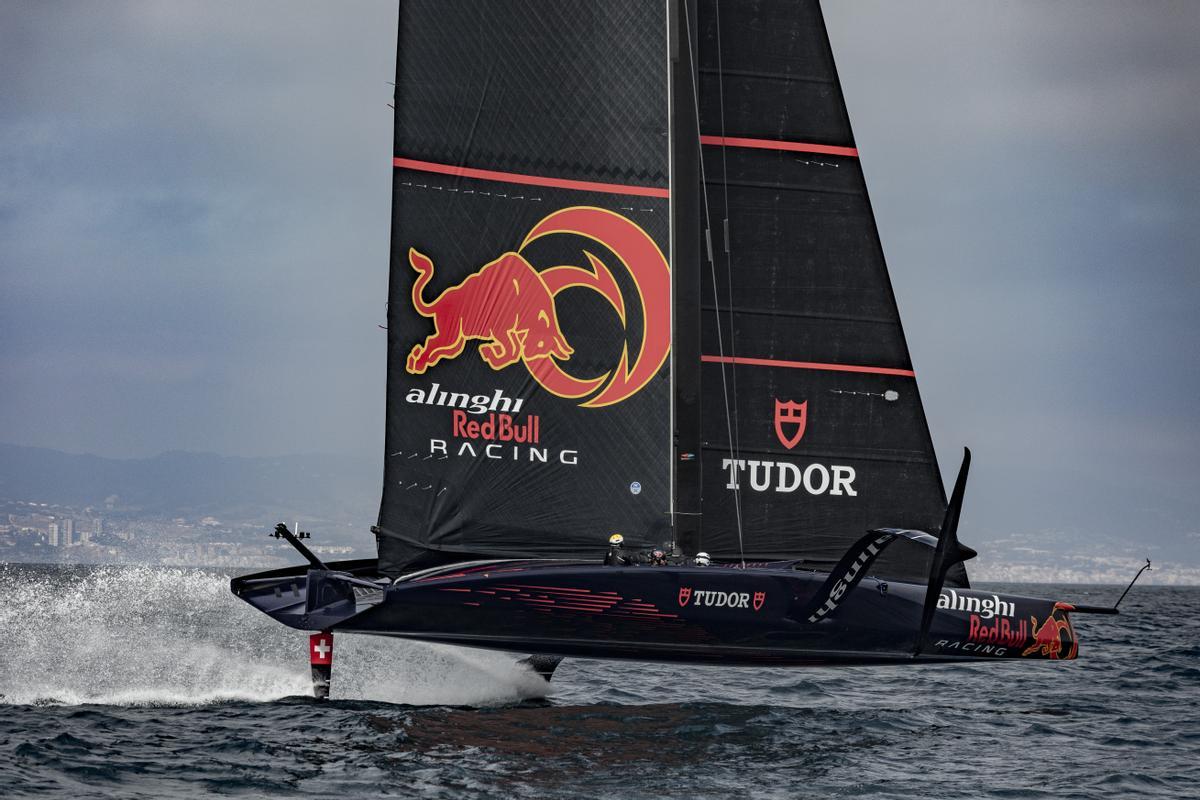 El Alinghi Red Bull Racing de la Copa América entrena en Barcelona