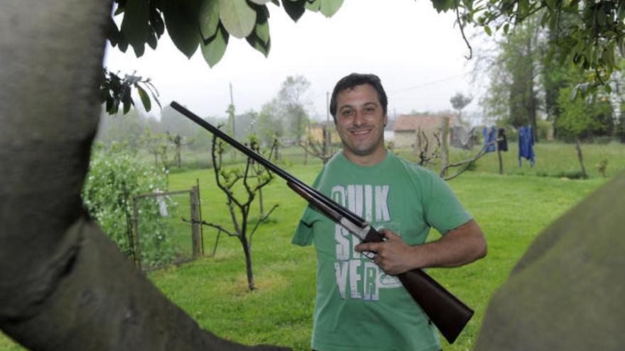 Narciso Alonso, ayer, con su arma, en una finca de Silvota. | Nacho Orejas