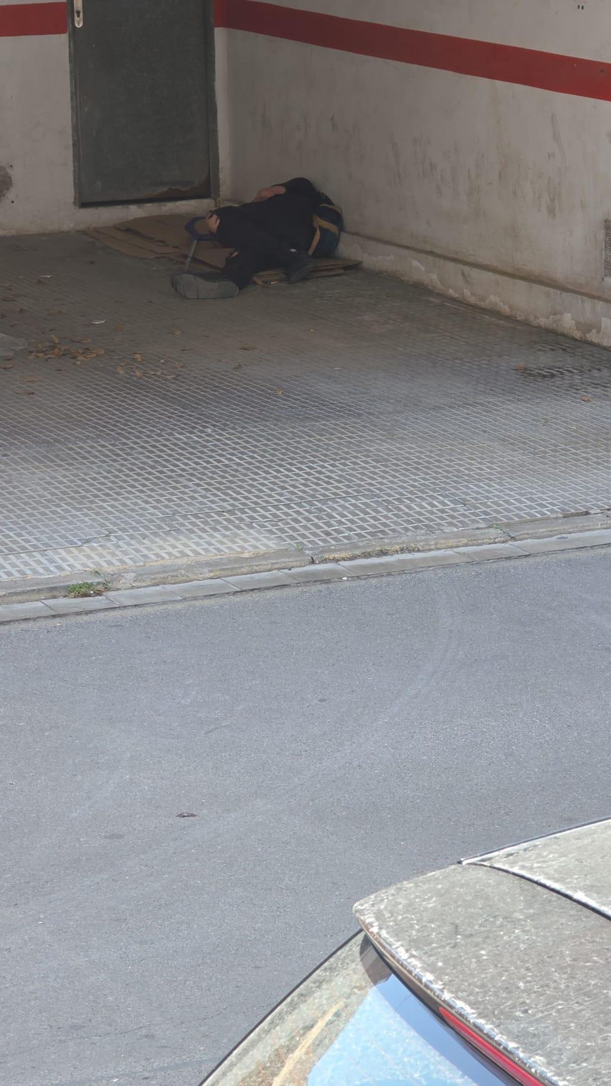 Una persona durmiendo un garaje cercano.