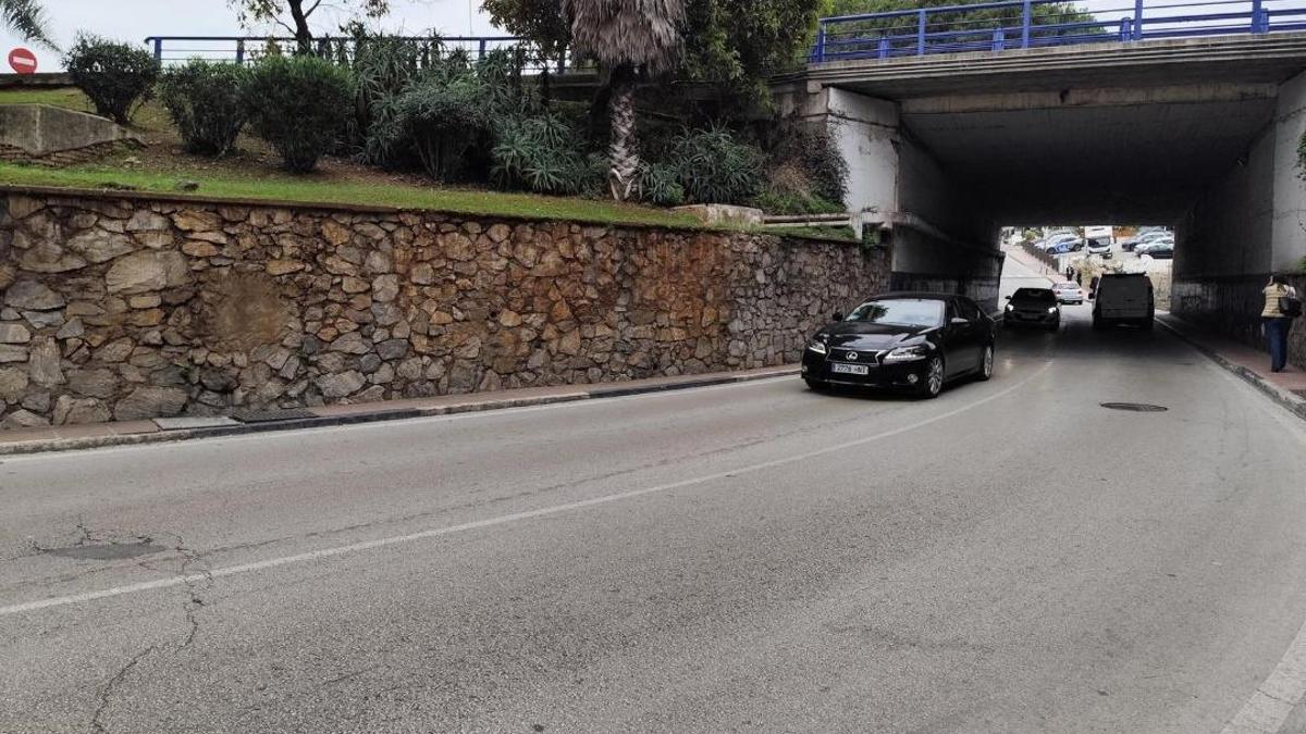 Diferentes vehículos transitan, ayer, por el paso soterrado bajo la A-7 entre Nueva Andalucía y Puerto Banús.