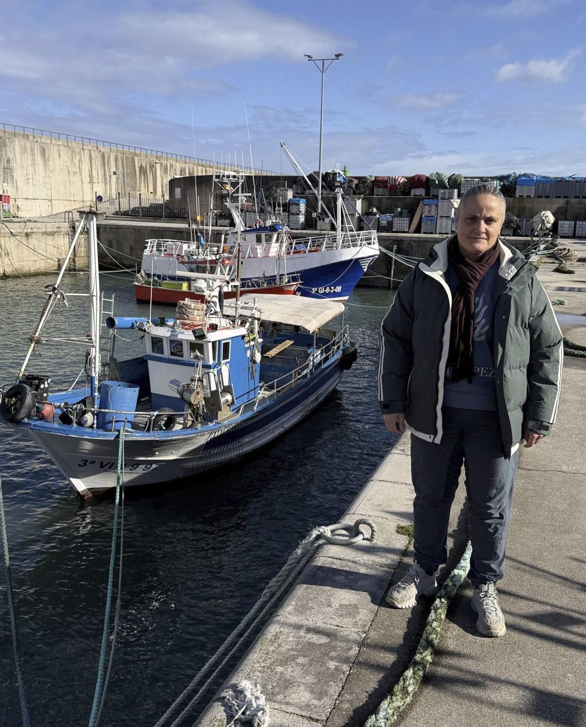 Laura Liñárez, en el puerto de Llanes, junto a su barco, el "Endeño Dos".