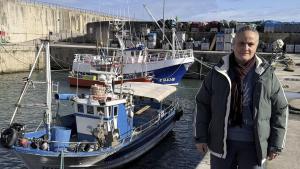 Laura Liñárez, en el puerto de Llanes, junto a su barco, el «Endeño Dos». | RAMÓN DÍAZ