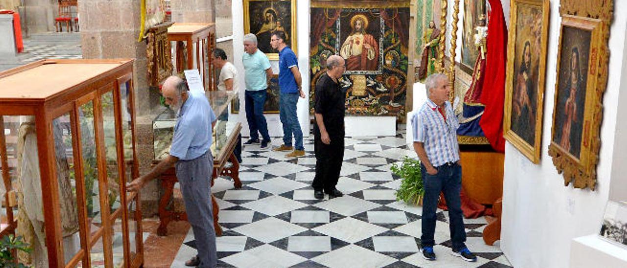 Rafael Sánchez (izq), Aurelio Torres, David Castellano, Emilio Sánchez, Victorio Lorente y Jesús Vega contemplan la exposición sacra de La Candelaria.