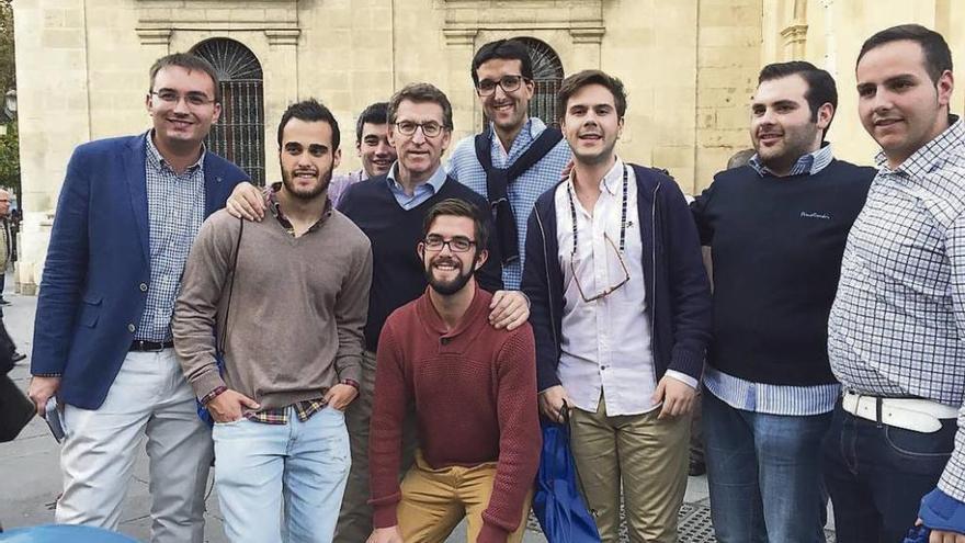 Núñez Feijóo con un grupo de jóvenes ayer en el acto de campaña del PP en Sevilla.