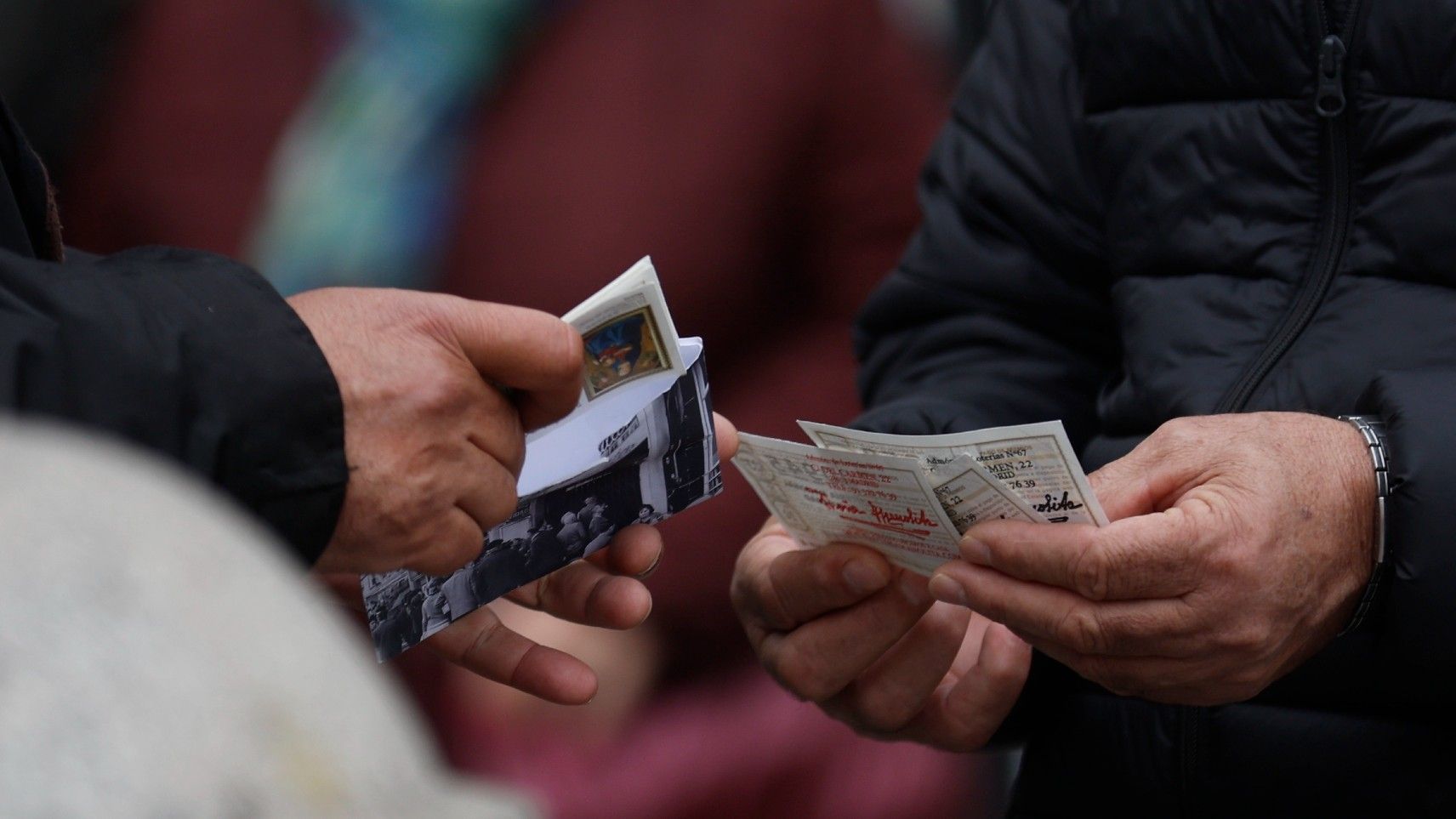 Dos personas sostienen décimos para la Lotería de Navidad de este año, el pasado día 7 en Madrid.