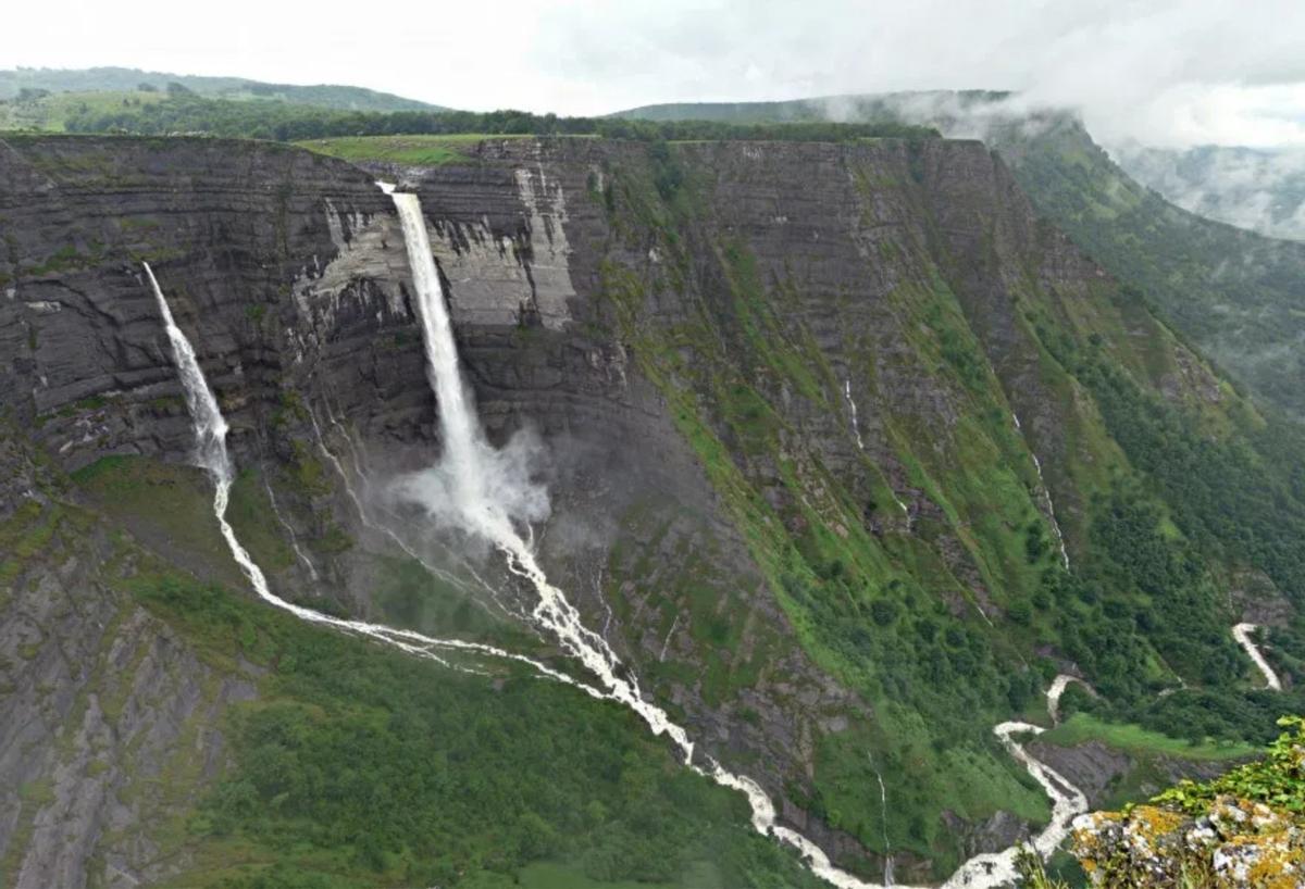 La cascada se desploma desde 220 metros de altura
