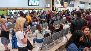 Caos en la estación de Sants tras la paralización del tráfico de Rodalies debido a un robo de cobre