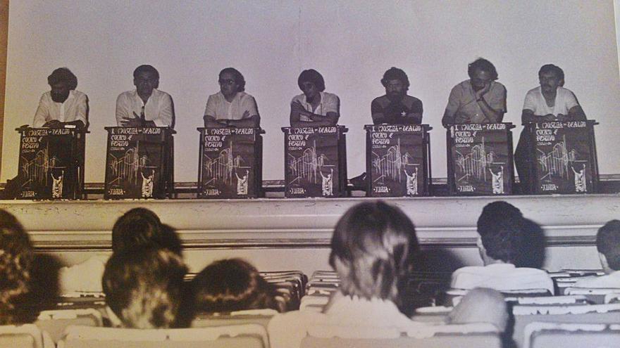 Pazos, centro, en la presentación de la I Mostra de Teatro de Cangas hace 37 años.   | // FDV 