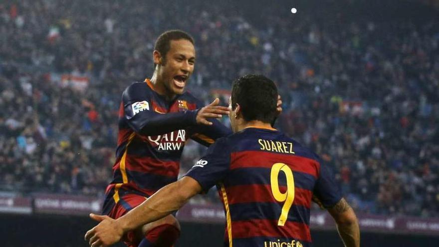 Neymar y Luis Suárez se abrazan ayer en el Camp Nou.