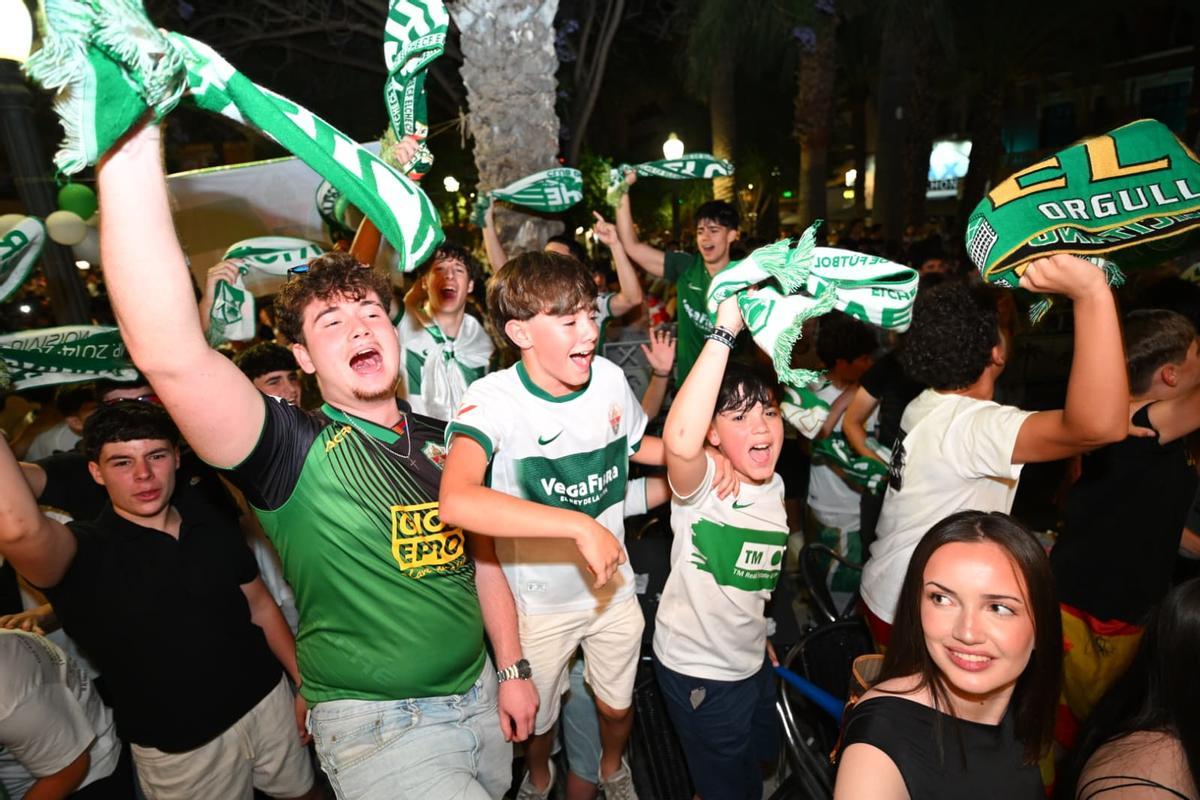 Así vive la afición del Elche CF el partido de la permanencia