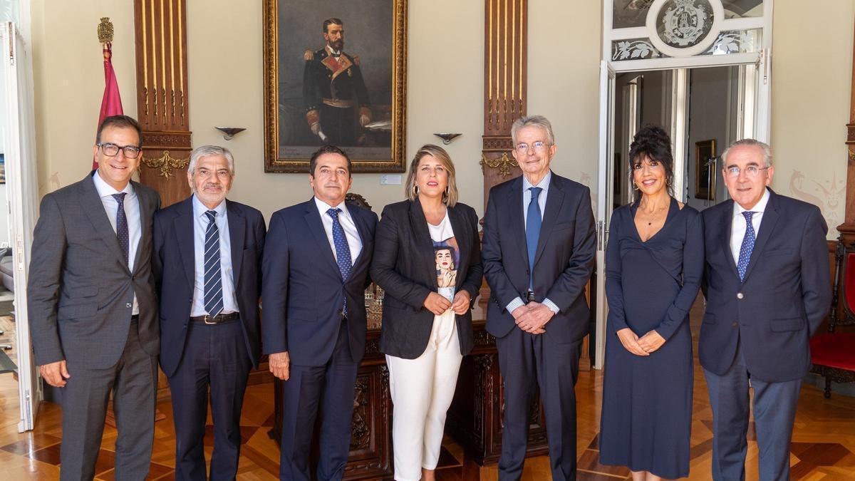 Representantes de AC Hoteles junto a la alcaldesa de Cartagena, Noelia Arroyo.