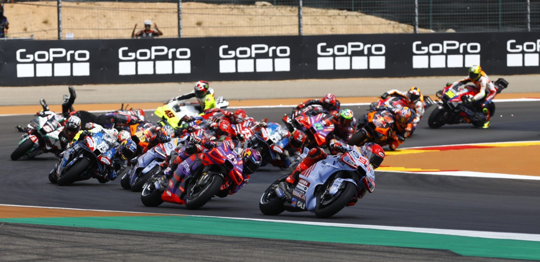 En imágenes | El público vuelve a disfrutar de los mejores motociclistas del mundo en Motorland