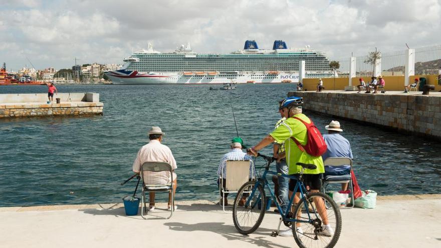 El Britannia atraca en el Puerto de Cartagena