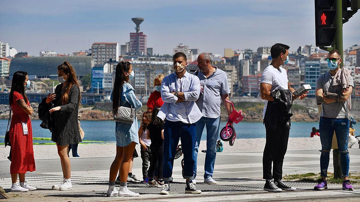 Ciudadanos en mayo del año pasado, en la desescalada tras la primera ola de Covid. |   // CARLOS PARDELLAS