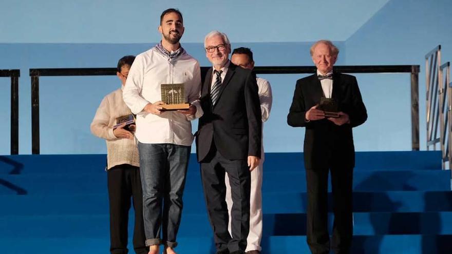 David Pérez Fernández, director del grupo vocal &quot;Amitié&quot;, recibe el premio nacional del certamen organizado en Torrevieja.