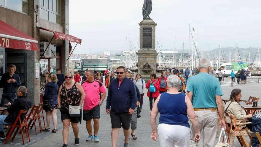 Casi dos mil cruceristas, de paseo por el centro de Gijón