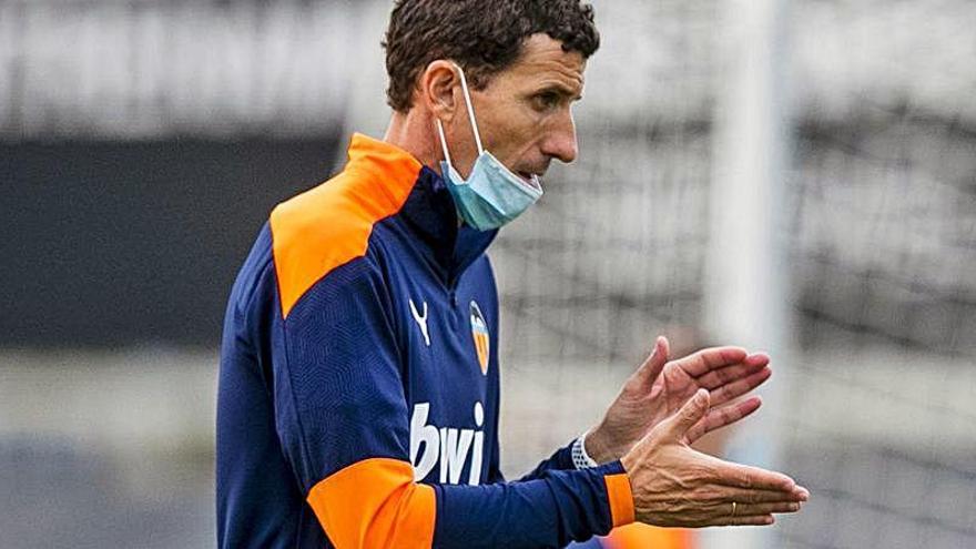 Javi Gracia aplaude durante el entrenamiento en Paterna.