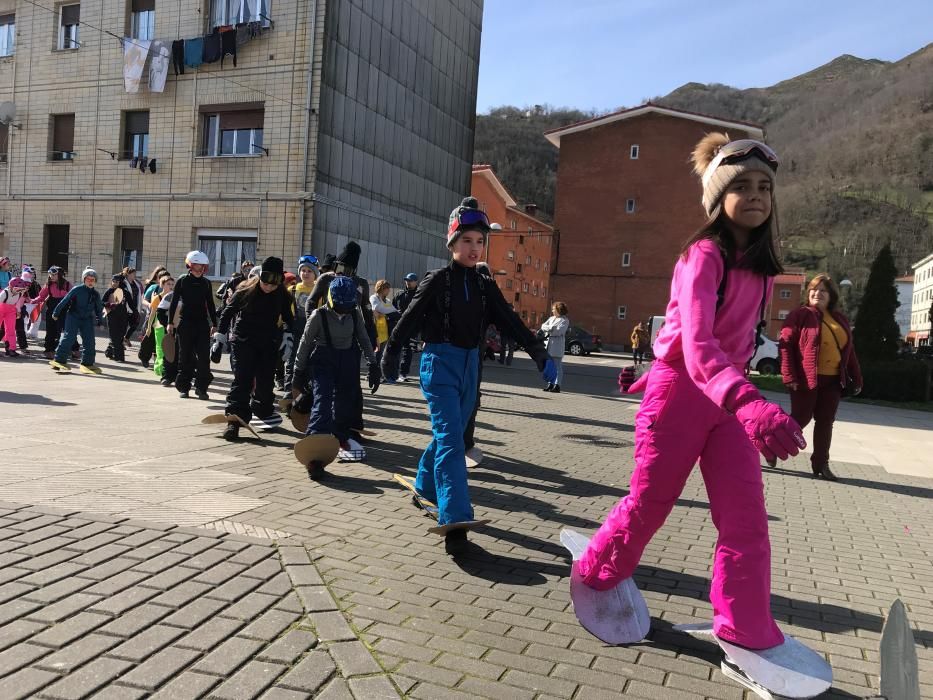 Desfile escolar en el Antroxu de Laviana