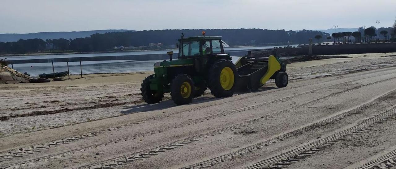 La limpieza mecánica de la playa urbana de Peralto-Confín.   | //  FDV