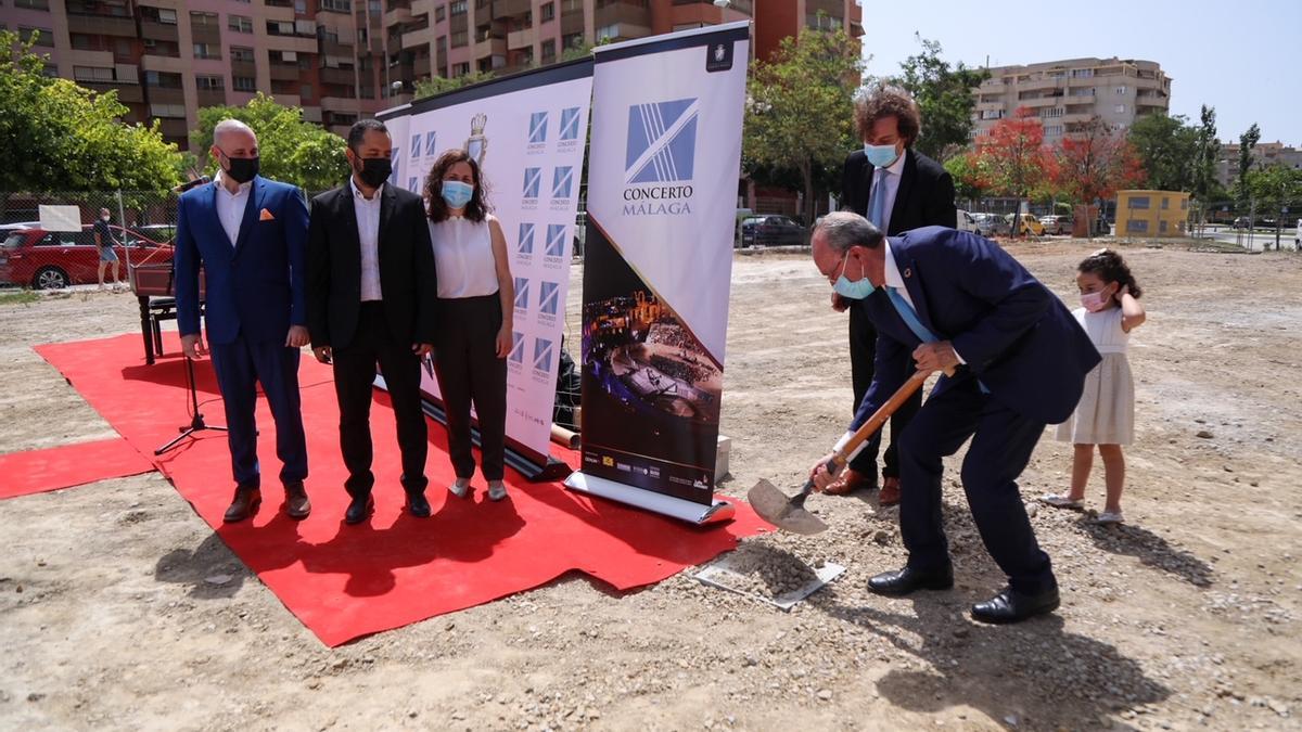 El acto de la primera piedra contó con la presencia del alcalde de Málaga.