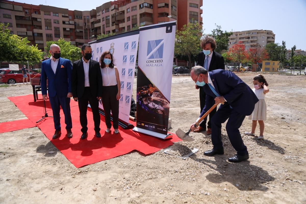 El acto de la primera piedra contó con la presencia del alcalde de Málaga