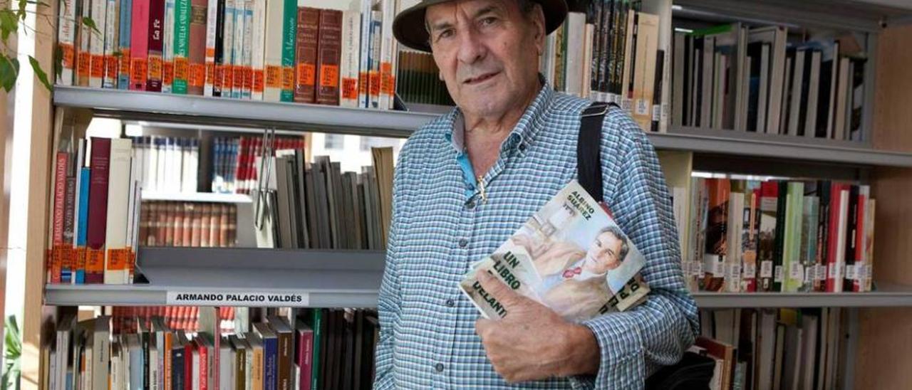 Albino Suárez, con su último libro en la biblioteca municipal de Laviana.