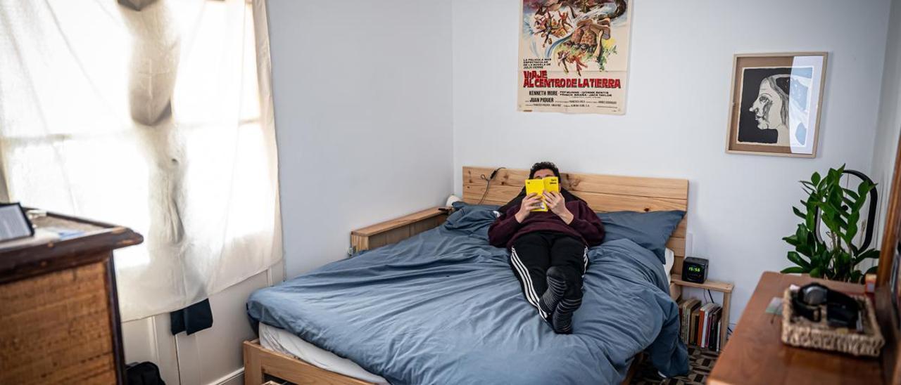 Gerard, en su habitación en el piso de alquiler que comparte con dos amigos, en el Eixample.