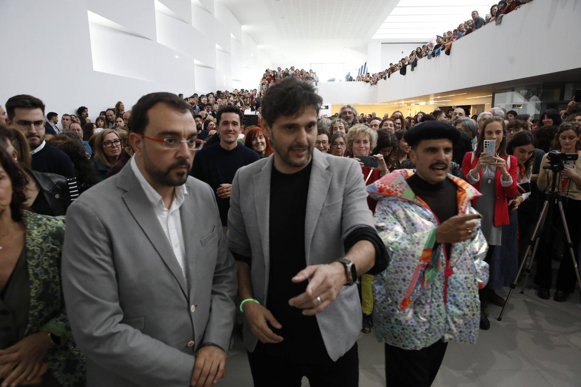 En imágenes: Así fue la inauguración de la exposición de Rodrigo Cuevas en la Laboral Centro de Arte