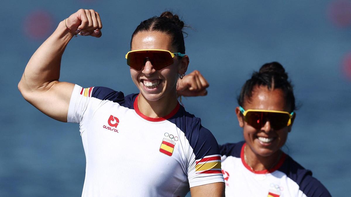 Las españolas Antia Jacome y Maria Corbera muestran su satisfacción tras la serie de clasificación de los 500 m en C2