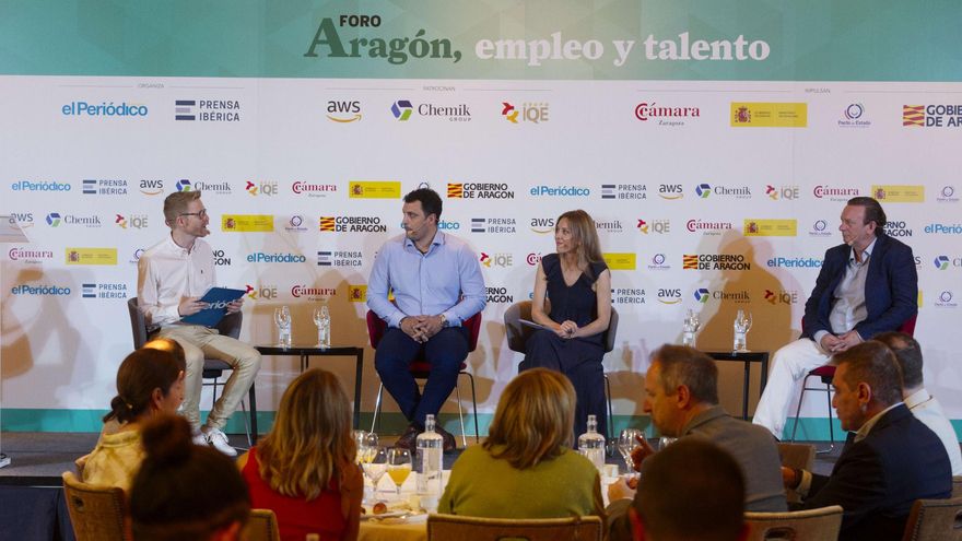 Alberto López (Chemik), Paula Encabo (IQE) y Ángel Gil (ALIA), en la mesa moderada por el periodista Jorge Heras.