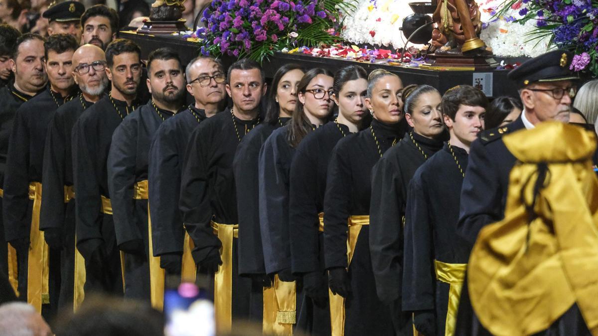 Costaleros en uno de los pasos el Jueves Santo de 2024 en Elche