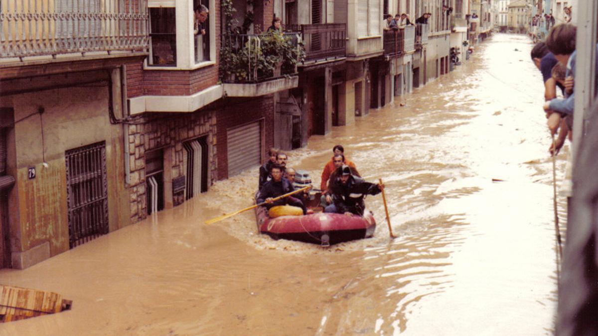 Una balsa socorre a vecinos de Alzira atrapados en sus casas por la ‘Pantanada’ del 20 de octubre de 1982.