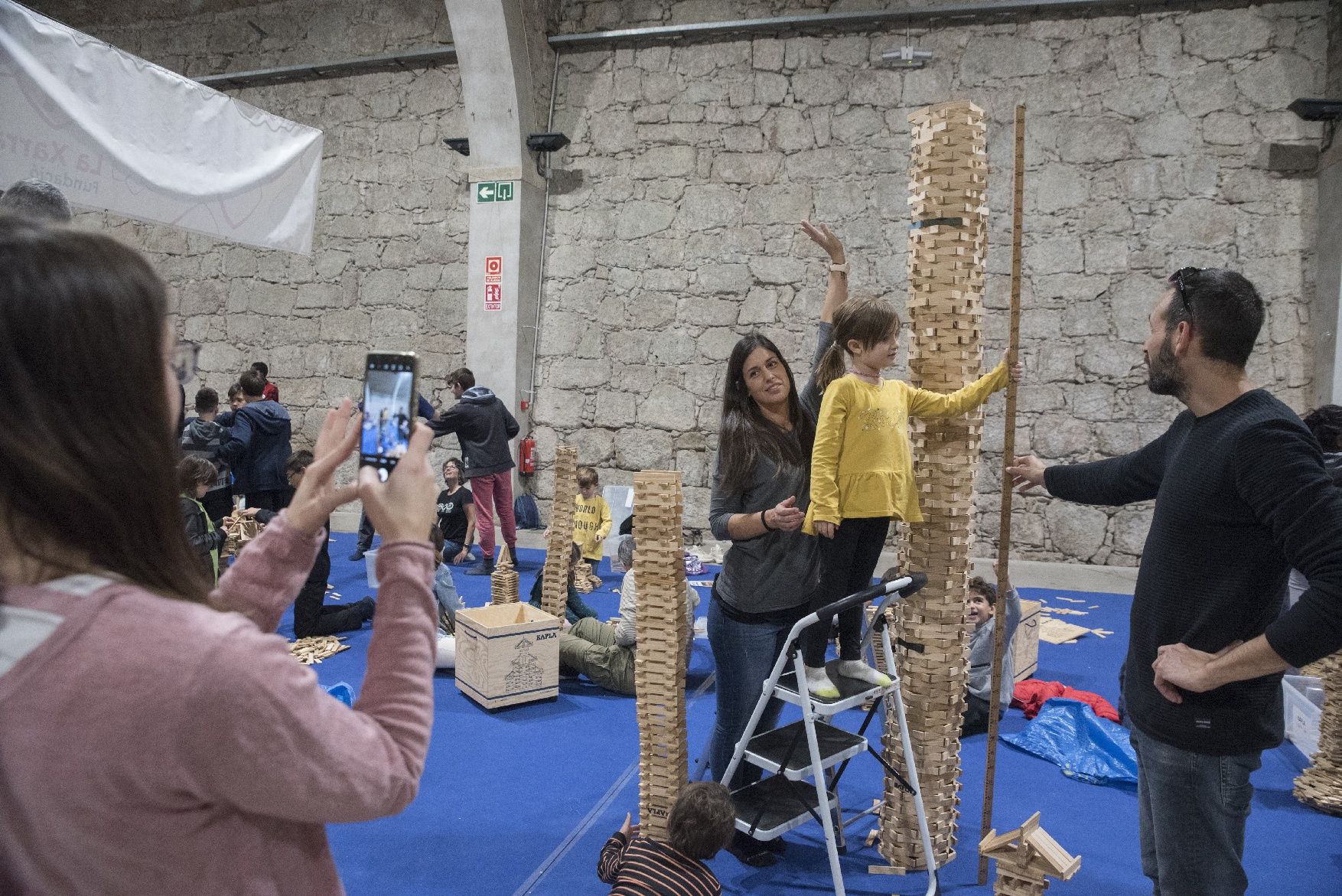 Les imatges del primer dia de l'activitat Kapla al Museu de l'Aigua i el Tèxtil