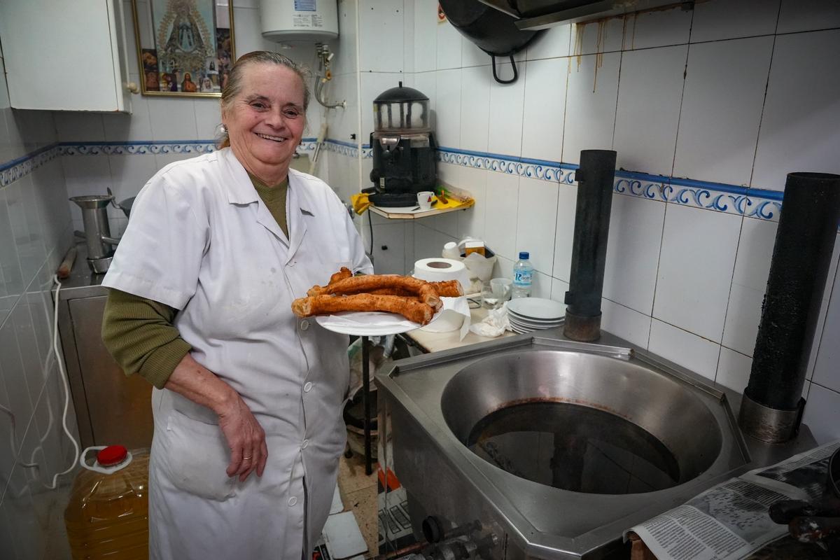 María haciendo churros en La Corchuela.