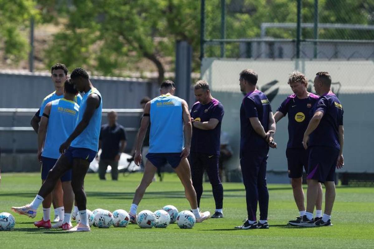 El entrenador del FC Barcelona, entrenando