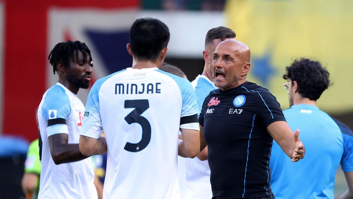 Spalletti charlando con Min-Jae Kim y Zambo Anguissa