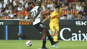 Gerard Martín realiza un centro desde la banda izquierda ante Foulquier en el Valencia-Barça de Mestalla.