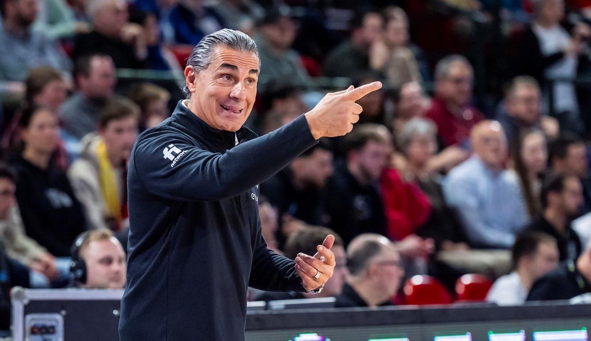 Scariolo, dando instrucciones durante el encuentro