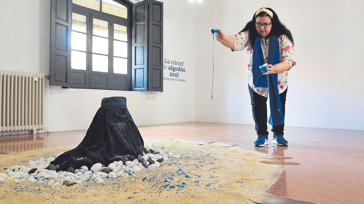 La obra La cárcel de algodón de María José  Cárceles se expone en el Laboratorio de  Arte del Carmen.