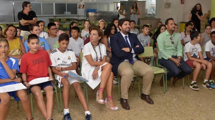 El presidente regional inauguró ayer el curso escolar en el CEIP &#039;La Asomada&#039; de Cartagena.