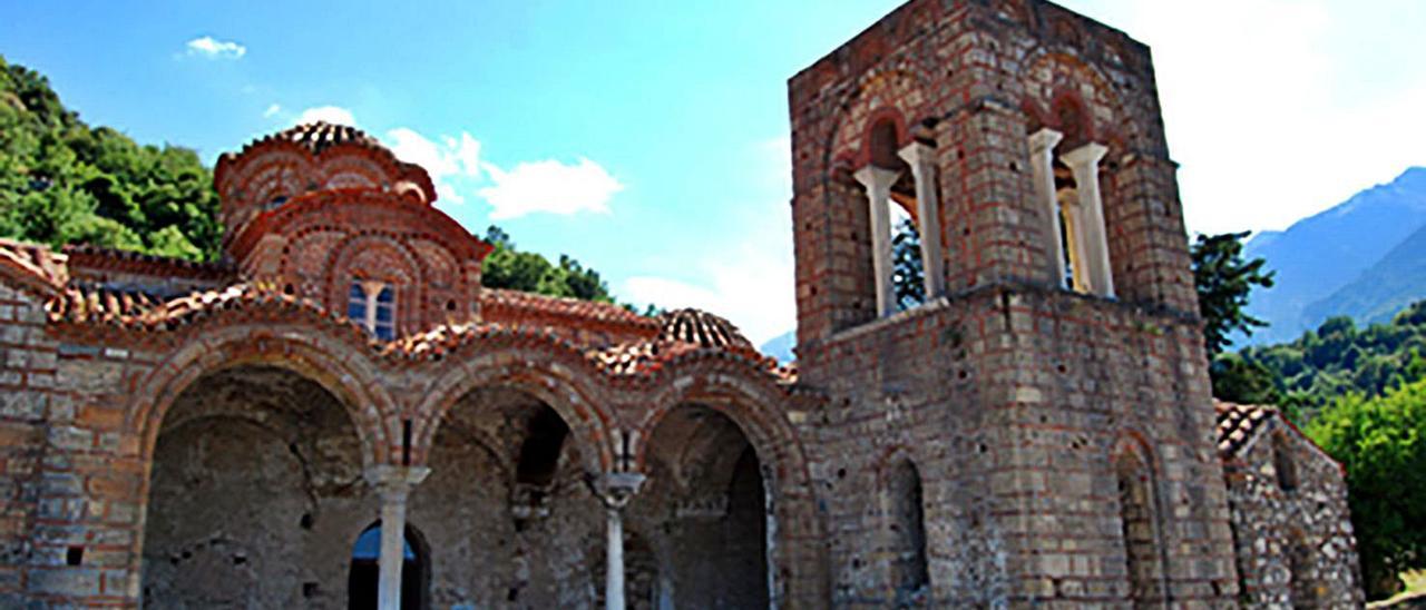 Templos ortodoxos deMistrá con el Taigeto al fondo.