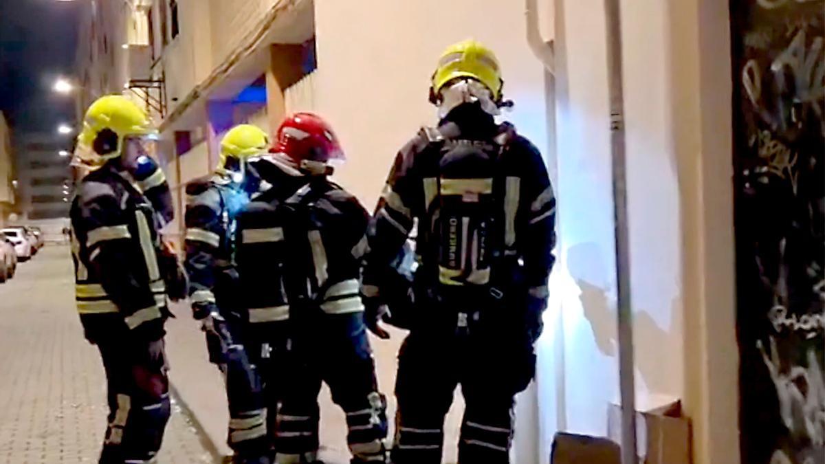 Bomberos de Sevilla en el lugar del incendio.