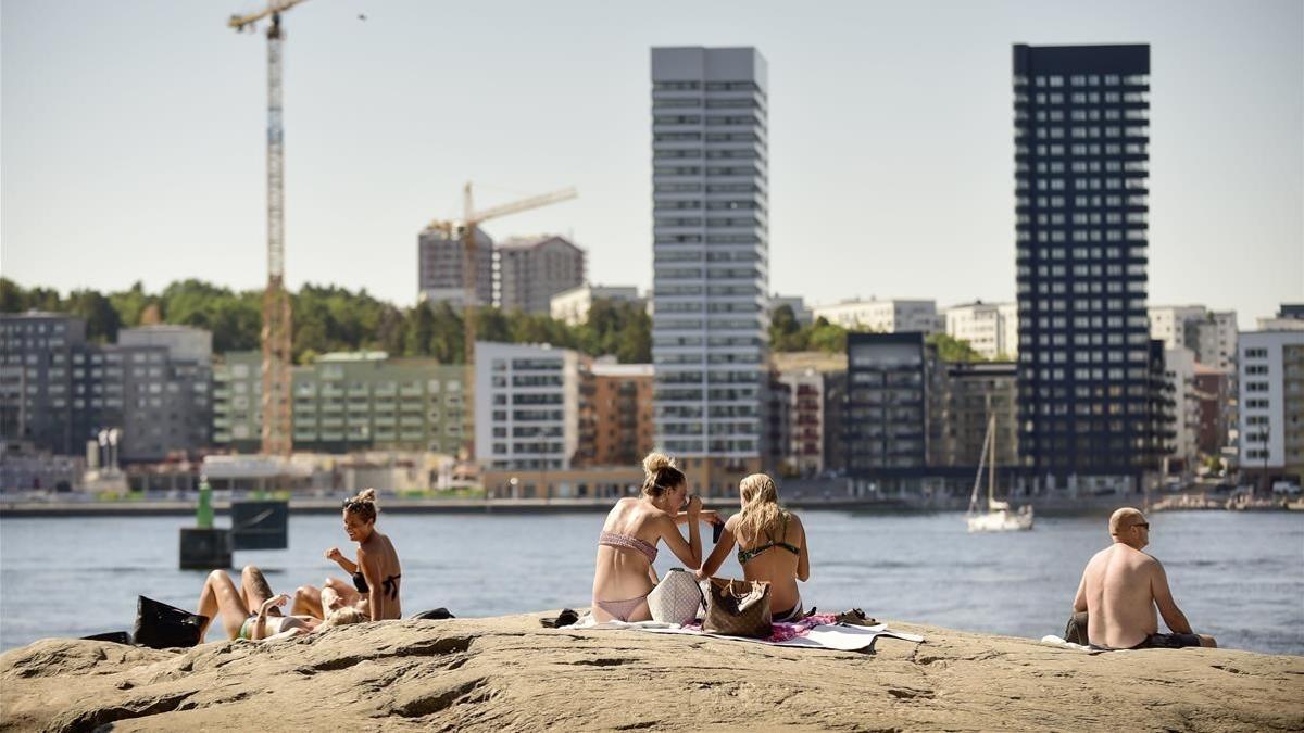 Gente tomando el Sol en Suecia