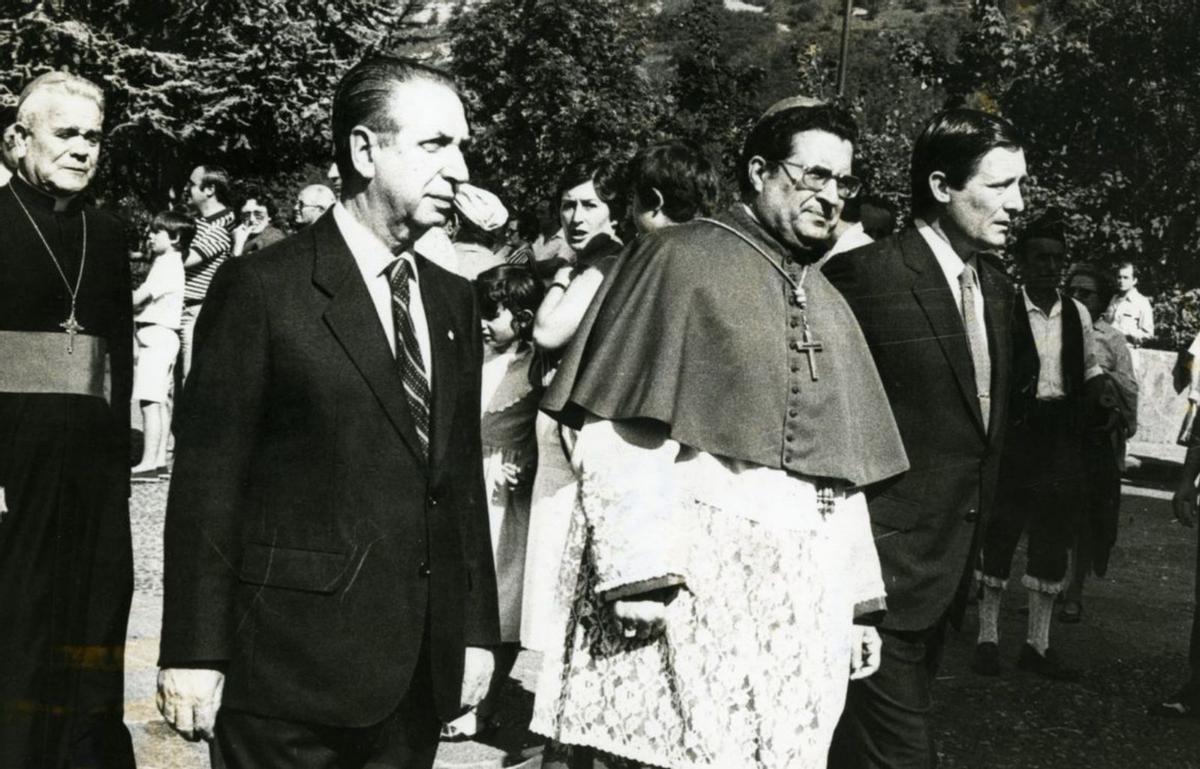 El presidente del Principado, Adrián Barbón, y el Arzobispo de Oviedo, Jesús Sanz, en la basílica de Covadonga, el pasado día 8. |