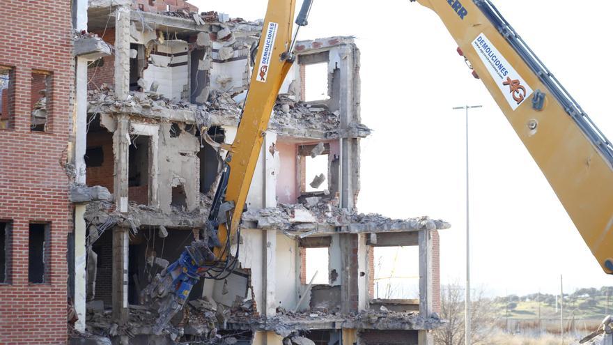 Las máquinas tumban el Bloque C de Cáceres