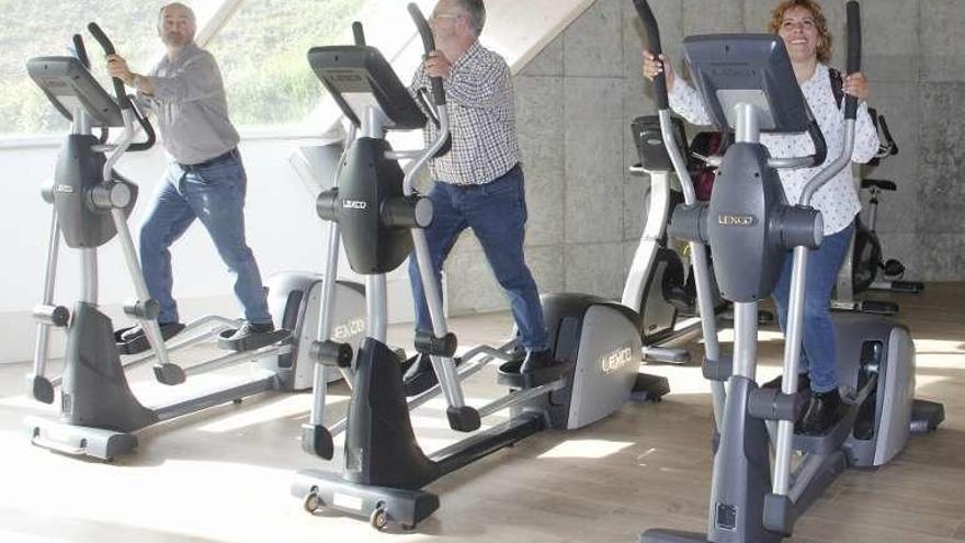 Chillón, Pazos y Giráldez se ejercitan en el gimnasio de A Balea. // G.N.