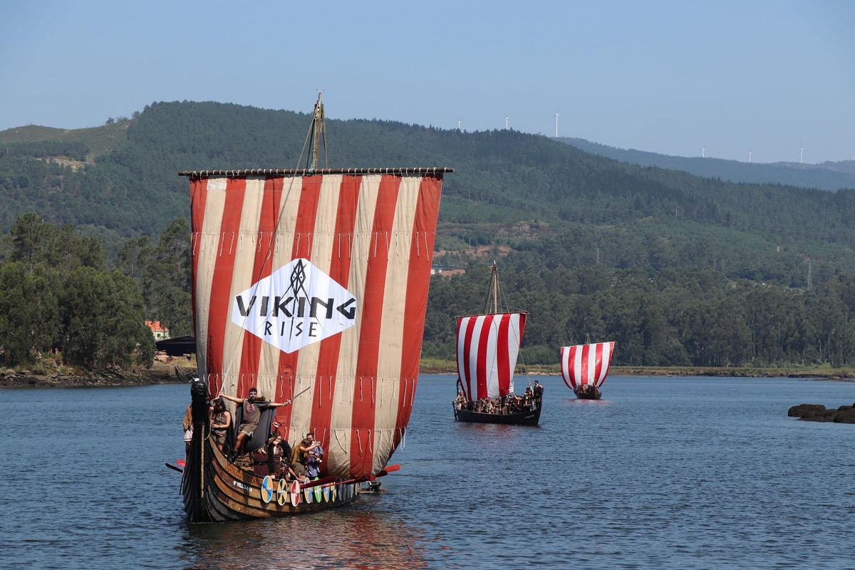 Barcos vikingos achegándose para desembarcar.