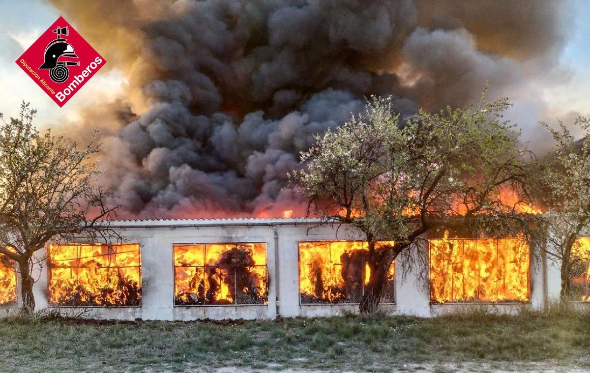 Declarado un incendio en una fábrica abandonada de Biar